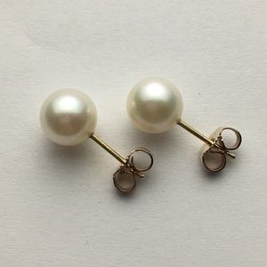 Genuine Cultured Freshwater pearls. [7mm]